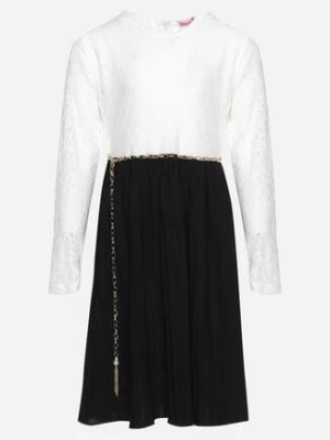 Biało-Czarna Rozkloszowana Sukienka z Koronkową Górą i Plisowanym Dołem z Metalicznym Łańcuszkiem Matejna