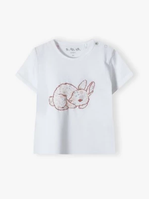 Biały bawełniany t-shirt niemowlęcy z króliczkiem 5.10.15.