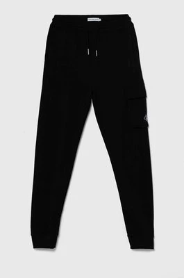Calvin Klein Jeans spodnie dresowe bawełniane dziecięce BADGE CARGO RELAXED kolor czarny gładkie IB0IB02199