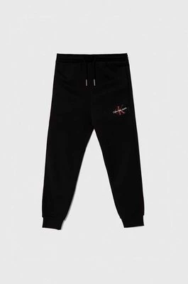 Calvin Klein Jeans spodnie dresowe bawełniane dziecięce kolor czarny z nadrukiem