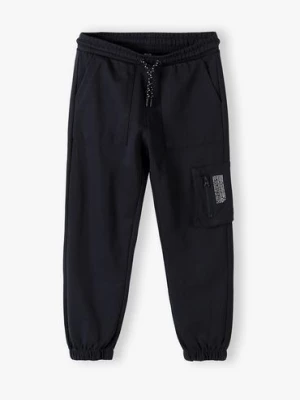 Czarne spodnie dresowe chłopięce z dekoracyjną kieszonką Lincoln & Sharks by 5.10.15.