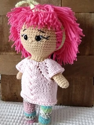 Lalka z różowymi włosami szydlAnki