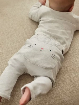 Szare spodnie dresowe niemowlęce z kotkiem 5.10.15.