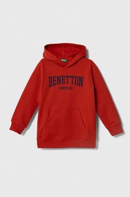 United Colors of Benetton bluza bawełniana dziecięca kolor czerwony z kapturem z nadrukiem